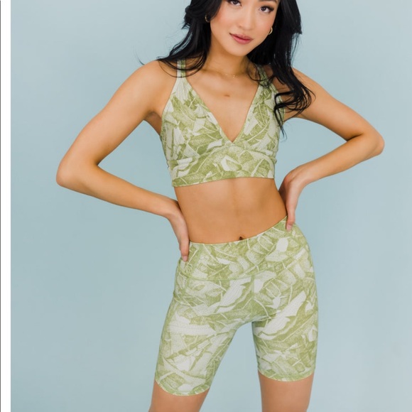 Cara Loren HIGH RISE BIKER SHORT - LEAF - Picture 3 of 6